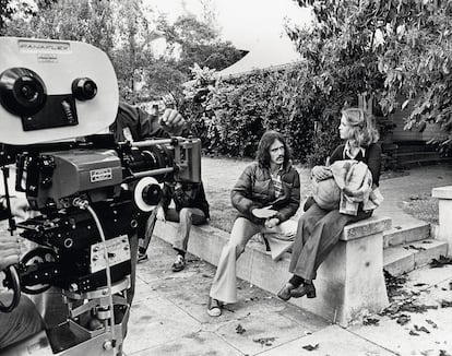 John Carpenter con Jamie Lee Curtis en el rodaje de 'La noche de Halloween', su mayor éxito. 