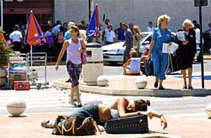 Turistas desperdigados ayer en la explanada del aeropuerto de Ibiza.