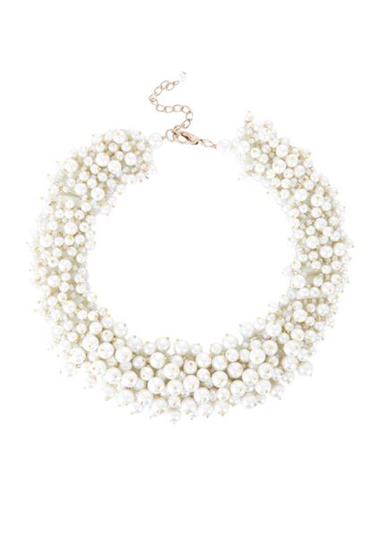 Cuello de abalorios en forma de perlas, de Blanco (45,99 euros)
