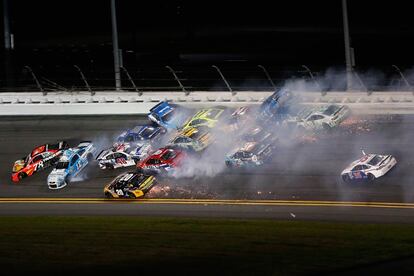 Un accidente en la copa 400 del NASCAR en el circuito internacional de Daytona,Daytona Beach, Florida .