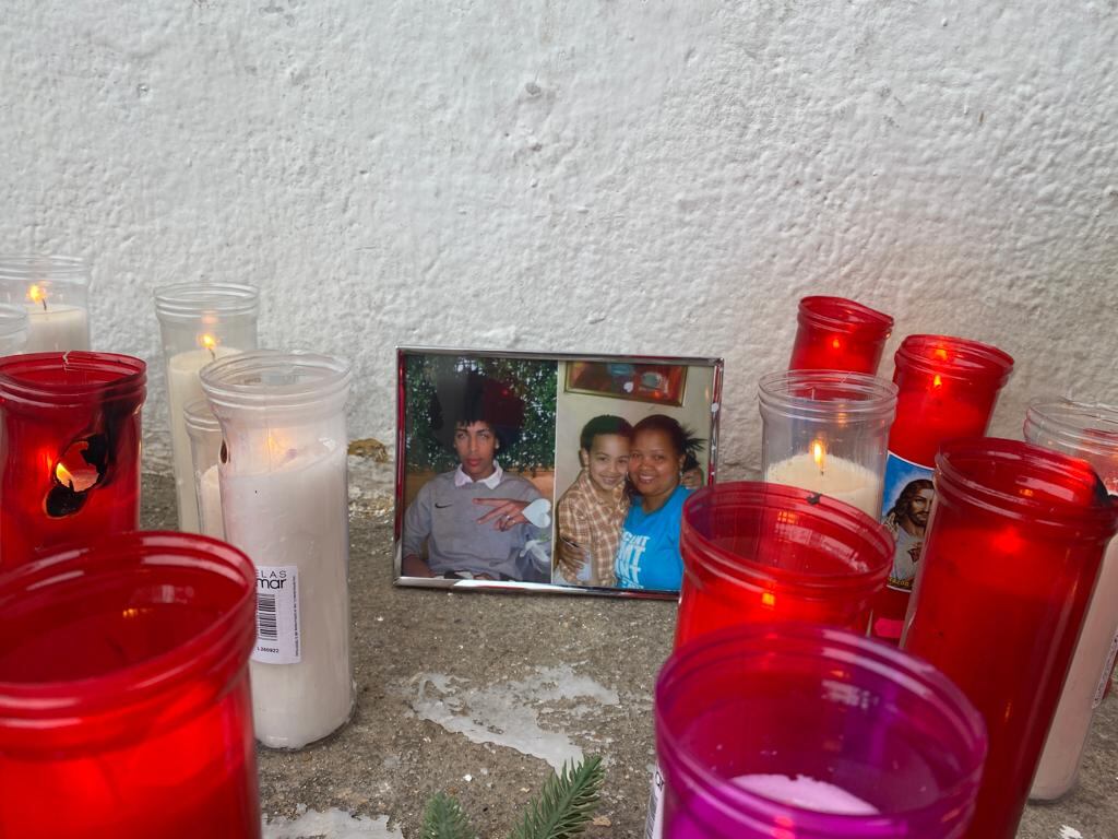 Pequeño altar en homenaje a William, en el lugar en el que fue asesinado, en Villaverde.