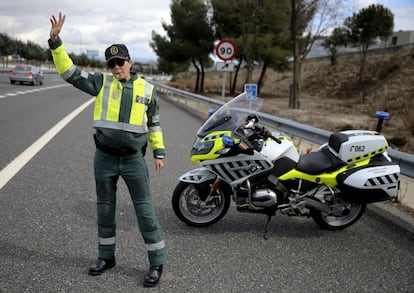 Mónica Falgueras (Sevilla, 1978) lleva enfundada en un uniforme desde que tenía 21 años. Primero el de la Marina, entre el 99 y el 2004; y después el de la Guardia Civil. Al principio en la aduana de Algeciras, después en conducción de presos, y desde hace una década en Tráfico, encima de una moto o a unos cuantos de cientos de metros del suelo en el helicóptero Pegasus. Asegura que nunca ha tenido ningún problema y nunca se ha sentido diferente, aunque ha escuchado comentarios, “claro, como en cualquier otra parte”. La verdad es que Falgueras es parte del pequeño porcentaje de mujeres que hay dentro de la institución, el más bajo de todas las fuerzas de seguridad del Estado, un 7,5% de más de 70.000 efectivos. El pasado 22 de febrero se cumplieron 30 años de la presencia de la mujer en el instituto armado; el 1 de septiembre de 1988 ingresaron en la academia de la Guardia Civil de Úbeda las primeras 195 mujeres. Tres lentas décadas para una organización en la que todavía, a veces, parece que el tiempo no haya pasado.