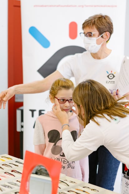 Gracias al proyecto ‘Et mirem als ulls’, la Fundación Etnia Barcelona ha entregado un total de 177 gafas graduadas a menores de entre 6 y 18 años de Barcelona y alrededores.