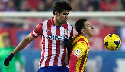 Jornada 19. Atlético, 0-Barcelona, 0. Rojiblancos y azulgrana cierran la primera vuelta de la Liga empatados a 50 puntos tras un pulso vibrante en el Calderón. En la imagen, Diego Costa carga a Messi.