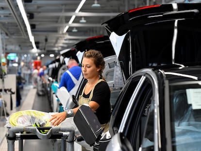 Trabajadora de Volkswagen en Zwickau, Alemania, en la cadena de montaje de modelos eléctricos, el pasado mes de septiembre.