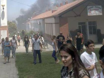 Calle de Estepa con humo de las casas incendiadas. 