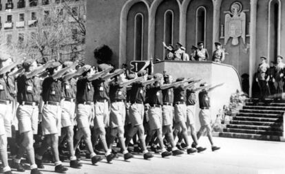 Desfile de las juventudes de la Falange en Madrid en 1943.