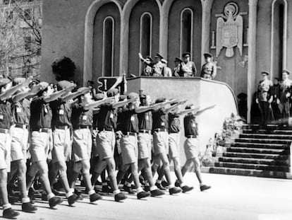Desfile de las juventudes de la Falange en Madrid en 1943.