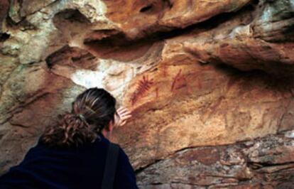 Una excursionista observa las pinturas neolíticas en los abrigos del cerro de las Piedras de Cabrera.