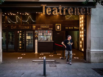 Entrada del Teatreneu de Barcelona antes de una función, el pasado sábado.