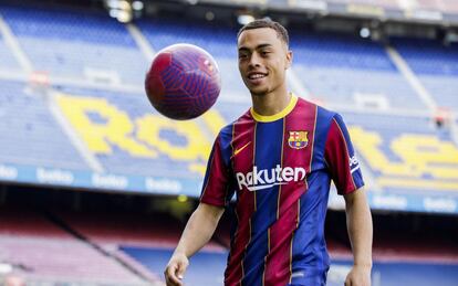 Dest, durante su presentación en el Camp Nou.