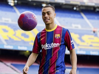 Dest, durante su presentación en el Camp Nou.