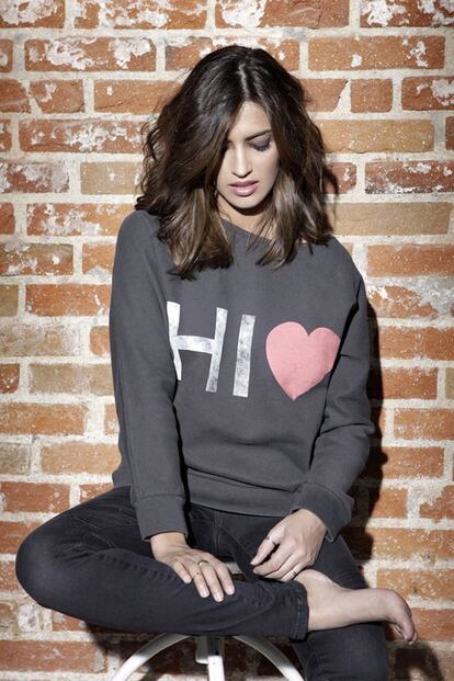 Se lanzó al mundo del diseño en 2013, creando una línea de camisetas para The Hip Tee. 
