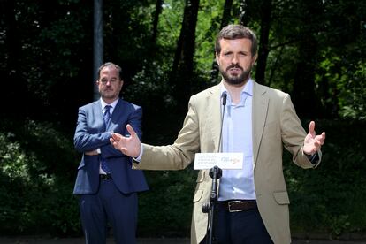 Pablo Casado y Carlos Irturgaiz este miércoles, en un acto de campaña en San Sebastián.