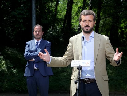 Pablo Casado y Carlos Irturgaiz este miércoles, en un acto de campaña en San Sebastián.