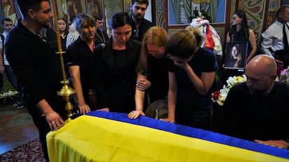 Parientes y amigos de la escritora ucrania Victoria Amelina, en su funeral este martes en Kiev, Ucrania.
