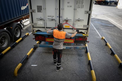 Un camionero en el Puerto de Algeciras, en marzo de 2023. 