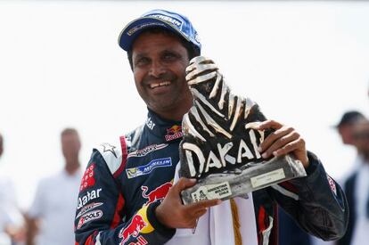 Nasser Al Attiyah, con el trofeo del Dakar.