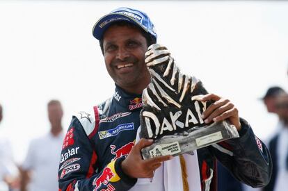 Nasser Al Attiyah, con el trofeo del Dakar. 