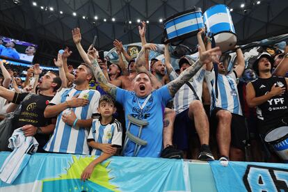 Aficionados argentinos durante el ecuentro ante México. 
