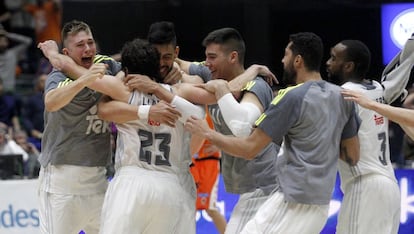 Sergio Llull, felicitado tras su triple ganador.