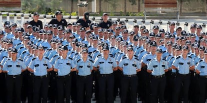 Policías turcos en homenaje a los muertos en la intentona golpista.