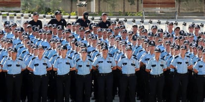 Polic&iacute;as turcos en homenaje a los muertos en la intentona golpista.