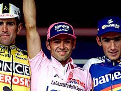 Simoni, en el centro, junto a Olano (a su derecha) y Unai Osa, en el podio final del Giro.