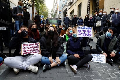 Protesta para frenar un desahucio en el centro de Madrid, este martes.