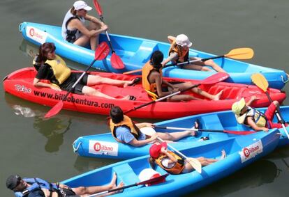 Piragüistas en la Ría en una de las actividades de la Aste Nagusia.