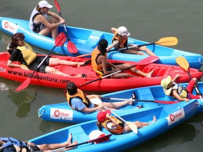 Piragüistas en la Ría en una de las actividades de la Aste Nagusia.