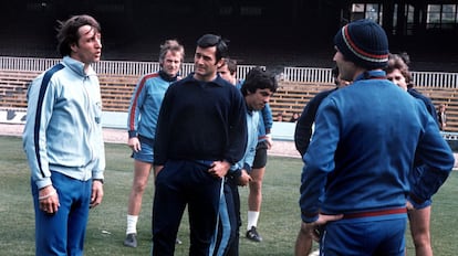 Cruyff y Laureano Ruiz (gorro lana), en 1976.