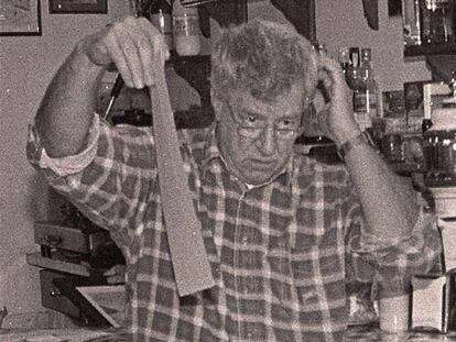 Juan Cruz Unzurrunzaga, durante una subasta en 1998.