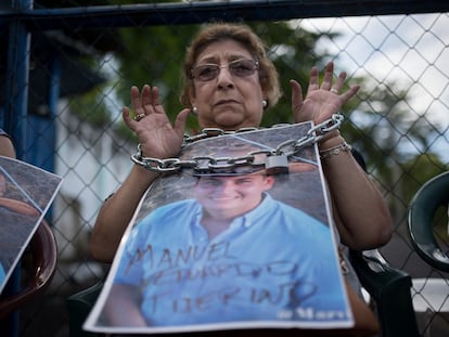 Una familiar de Manuel Eduardo Tijerino, arrestado en una manifestación contra el Gobierno de Ortega, protesta afuera de la prisión de El Chipote, en Managua (Nicaragua)