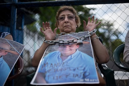 Una familiar de Manuel Eduardo Tijerino, arrestado en una manifestación contra el Gobierno de Ortega, protesta afuera de la prisión de El Chipote, en Managua (Nicaragua)