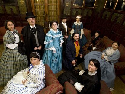 Miembros de la Sociedad Victoriana Augusta, en uno de sus eventos en el Ateneo de Madrid, vestidos con trajes del siglo XIX.