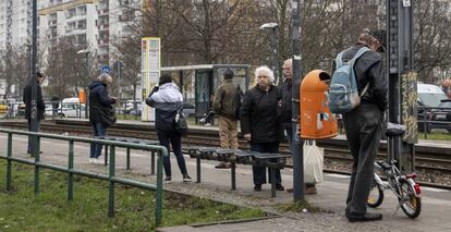 Un grupo de ciudadanos espera el tranvía en el barrio de Marzahn, a las afueras de Berlín, el pasado martes.
