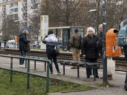 Un grupo de ciudadanos espera el tranvía en el barrio de Marzahn, a las afueras de Berlín, el pasado martes.