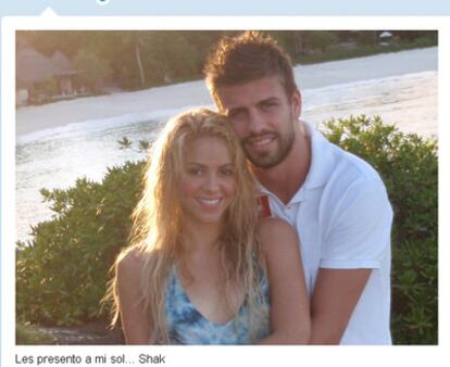 La cantante colombiana Shakira y su novio, el futbolista Gerard Piqué, posan juntos en una fotografía que ha publicado ella en su cuenta de Twitter