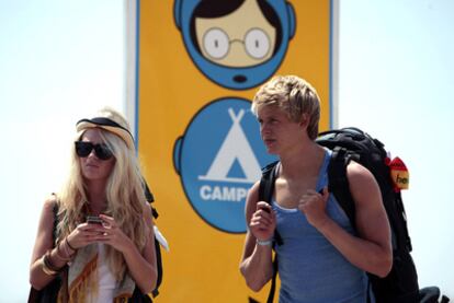 Dos asistentes extranjeros al FIB, ayer a su llegada al cámping habilitado para el festival en Benicàssim.