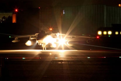 Un avión Tornado GR4 de la Fuerza Aérea británica se prepara para despegar en la base de Marham (condado de Norfolk, Inglaterra).