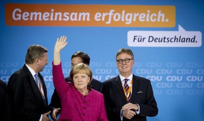 La canciller Angela Merkel saluda a sus partidarios en un mitin, ayer en Winsen (norte de Alemania).