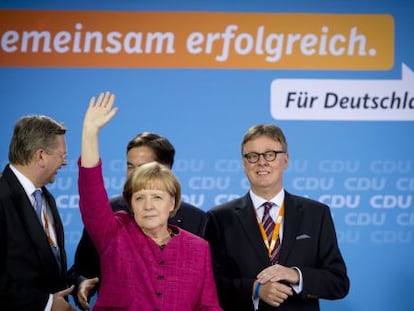 La canciller Angela Merkel saluda a sus partidarios en un mitin, ayer en Winsen (norte de Alemania).