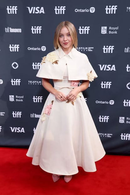 En septiembre, Sweeney apareció en la alfombra roja del festival de cine internaconal de Toronto para presentar su film 'Eden' con un vestido creado a medida para ella por el diseñador británico Erdem. El 'look' llamaba la atención por su capa estratégicamente dispuesta, que tapa su característico y muy alabado escote. La modestia del atuendo contrastaba con el de su compañera de reparto, Ana de Armas.