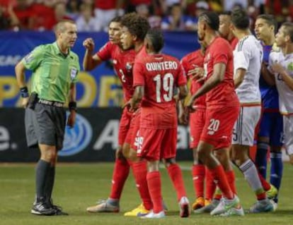 El árbitro Mark Geiger escucha los reclamos de Panamá en 2015