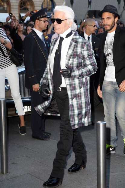 No es normal ver a Karl Lagerfeld con un tejido que vaya más allá del blanco y negro.