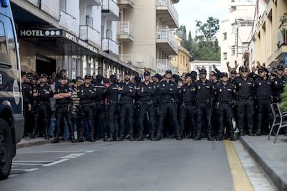 Policías en la puerta de uno de los hoteles de Pineda de Mar, en octubre de 2017.