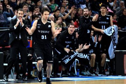 El jugador del Bilbao Basket Raúl López  celebra una canasta ante el Valencia.