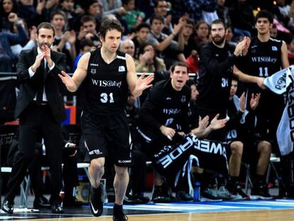 El jugador del Bilbao Basket Raúl López  celebra una canasta ante el Valencia.