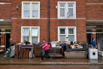 Los vecinos de Carlisle, en Inglaterra, empiezan a sacar sus pertenencias de sus casas por las inundaciones provocadas por la tormeta Desmond.